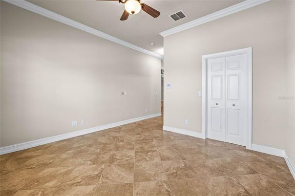 Empty room, Interior