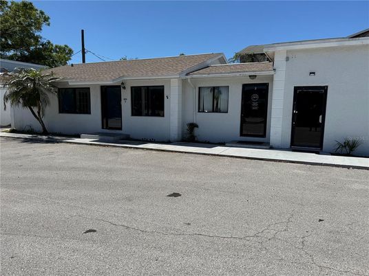 Exterior, Facade, Ranch