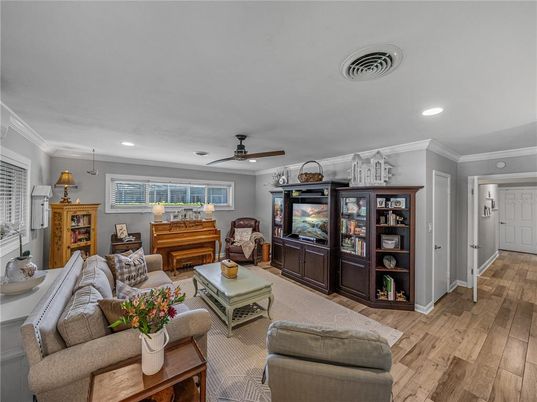 Interior, Living room, Pendant Lights, Piano, Recessed Lighting, Wood Texture Flooring