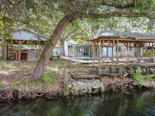 Exterior, Lake