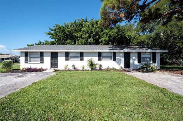 Exterior, Facade, Ranch
