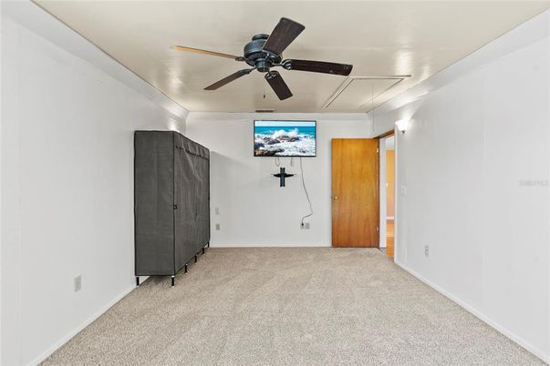 Empty room, Interior