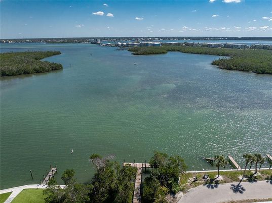 Exterior, Lake