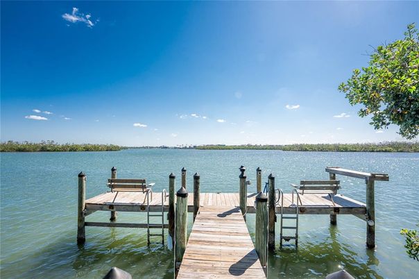 Exterior, Lake