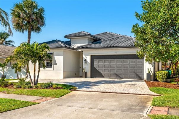 Attached, Exterior, Facade, Mediterranean
