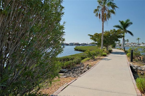 Exterior, Lake