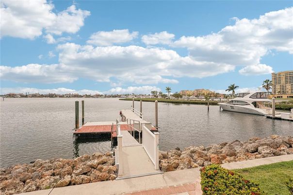 Exterior, Lake