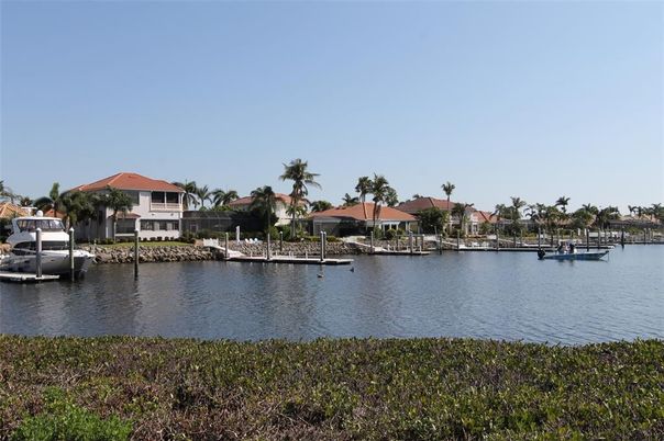 Exterior, Lake