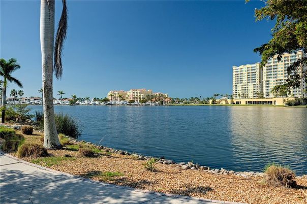 Exterior, Lake