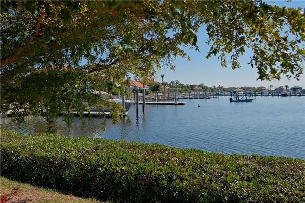 Exterior, Lake