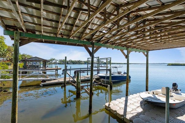 Exterior, Lake