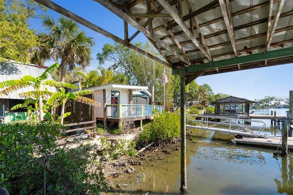 Exterior, Lake