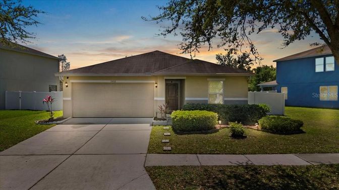 Attached, Exterior, Facade, American Craftsman