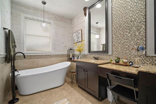 Bathroom, Free Standing Baths, Interior, Pendant Lights, Recessed Lighting