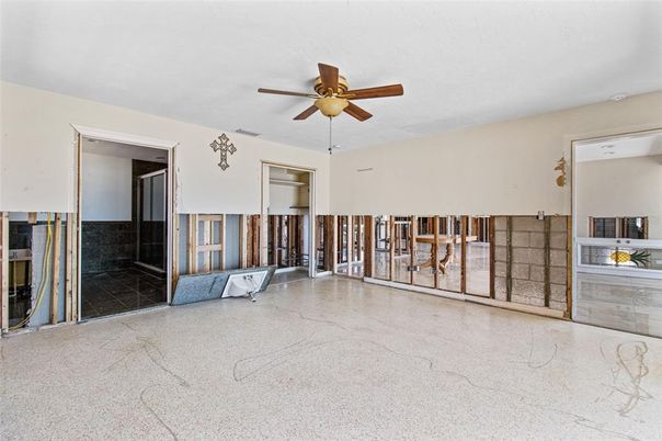 Empty room, Interior