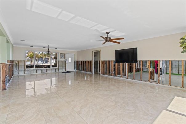 Empty room, Interior