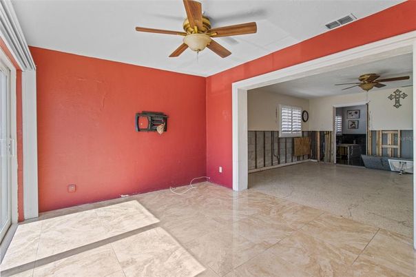 Empty room, Interior