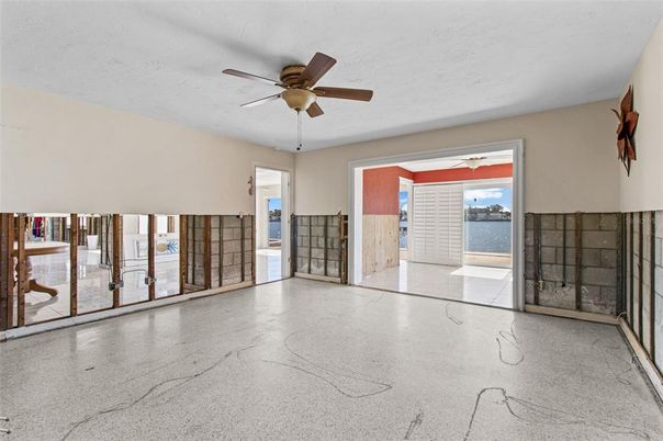 Empty room, Interior