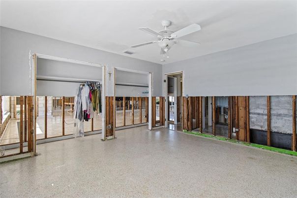 Empty room, Interior