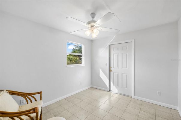 Empty room, Interior