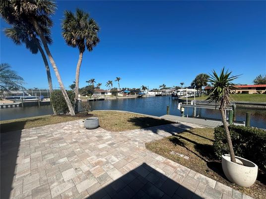 Exterior, Lake