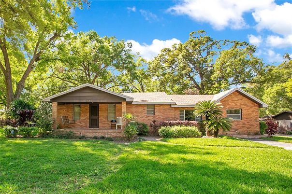 Backyard, Exterior, Facade, Brick Facade, Ranch