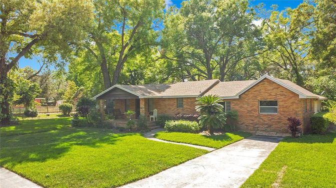Exterior, Facade, Brick Facade, Ranch