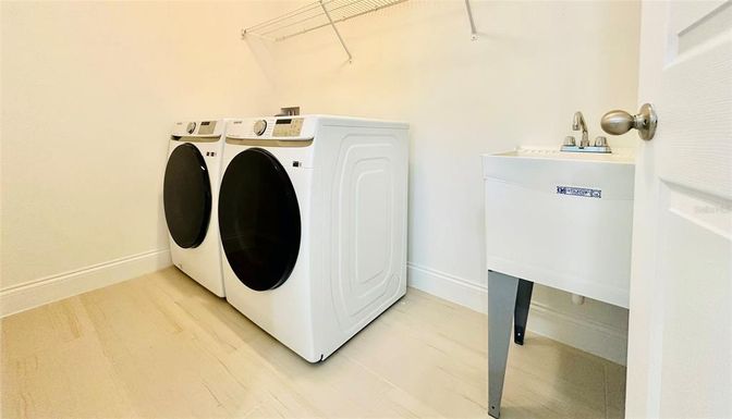 Interior, Washer, Wood Texture Flooring
