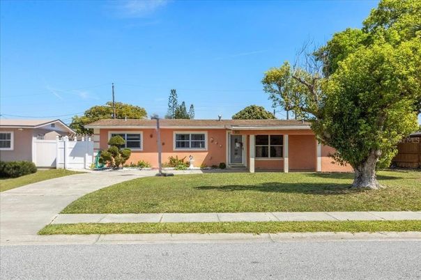 Backyard, Exterior, Facade, Ranch