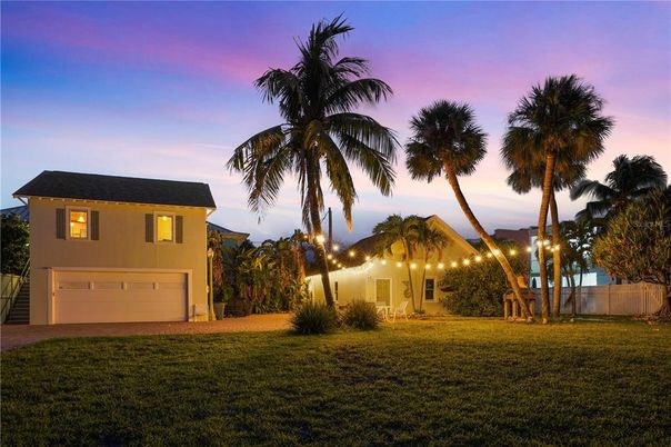 Attached, Backyard, Exterior, Facade, Modern