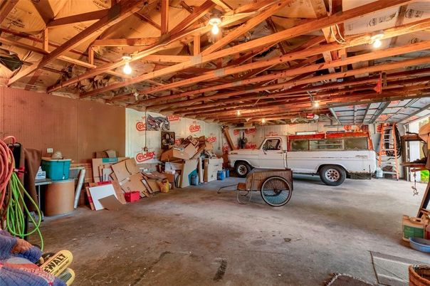 Garage, Interior, Wooden Beams