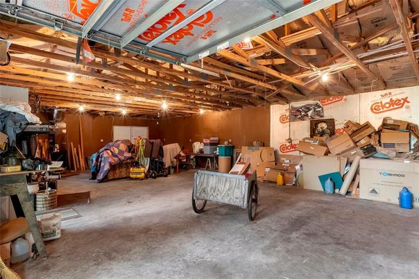 Garage, Interior, Wooden Beams