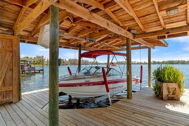 Exterior, Lake