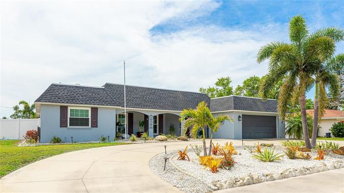 Attached, Exterior, Facade, Ranch