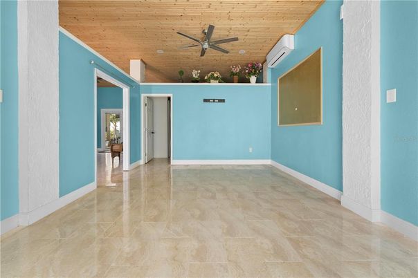 Empty room, Interior, Wooden Ceilings