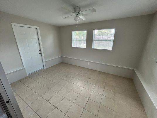 Empty room, Interior