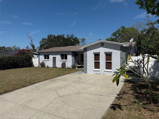 Exterior, Facade, Ranch