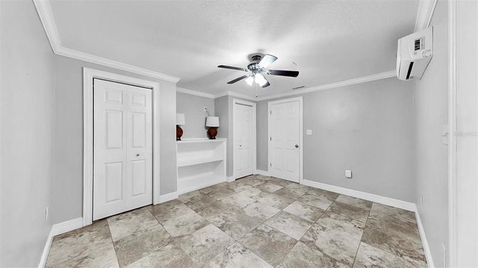 Empty room, Interior
