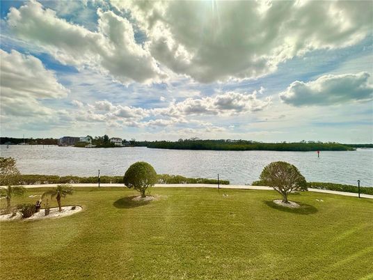 Exterior, Lake