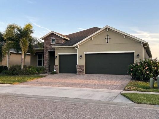 Attached, Exterior, Facade, American Craftsman