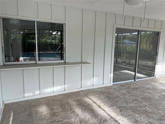 Empty room, Interior