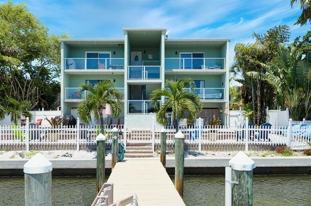 Exterior, Lake