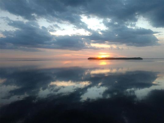 Exterior, Lake