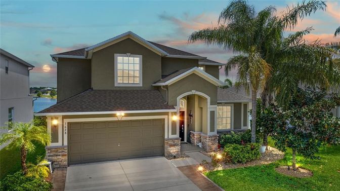 Attached, Exterior, Facade, American Craftsman