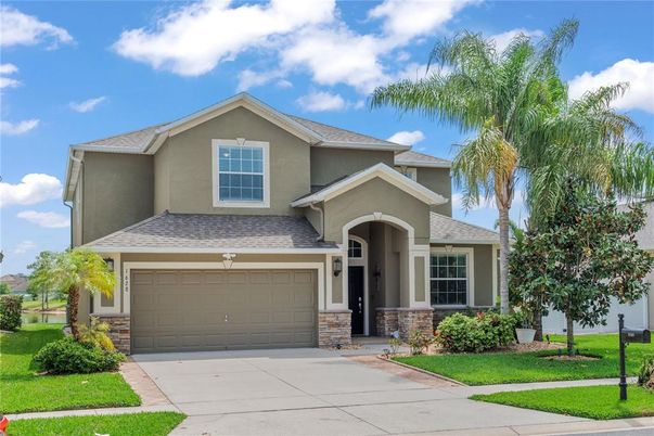 Attached, Exterior, Facade, American Craftsman