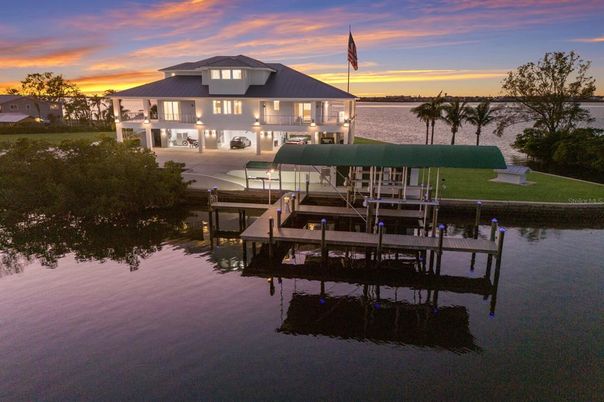 Exterior, Lake
