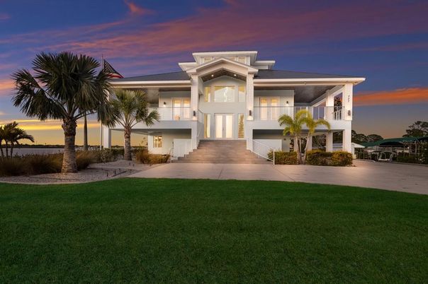 Attached, Exterior, Facade, Modern