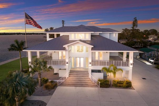 Exterior, Facade, Modern