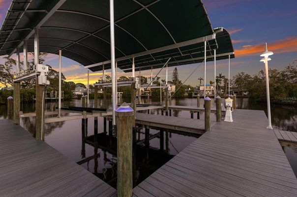Exterior, Lake