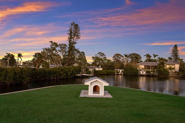 Exterior, Lake